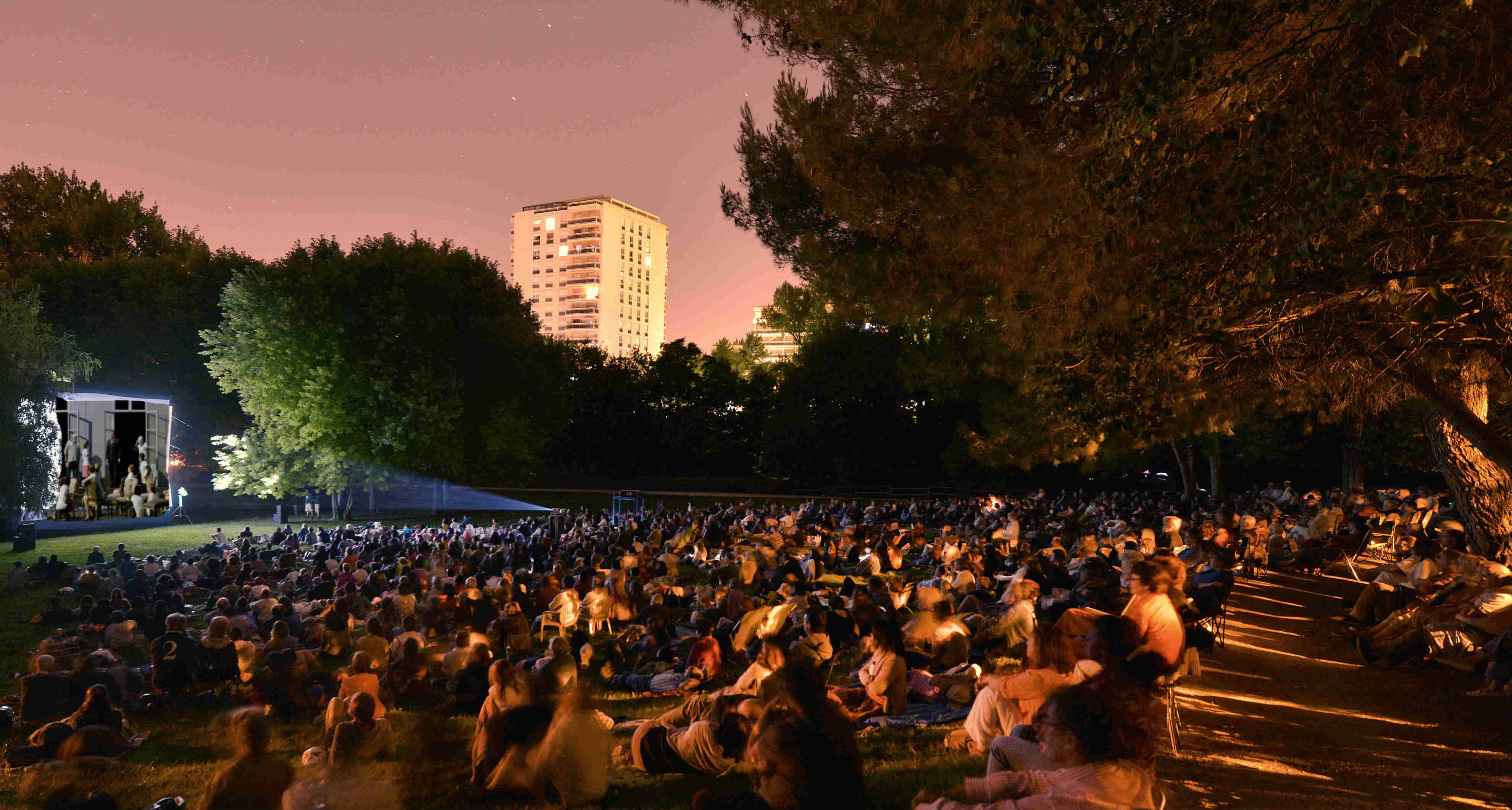 personnes regardant un film dans un parc