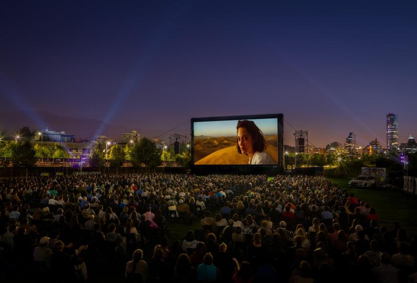 personnes regardant un film dans un parc