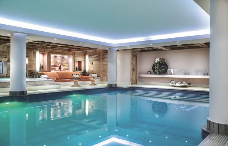 Piscine de luxe intérieur